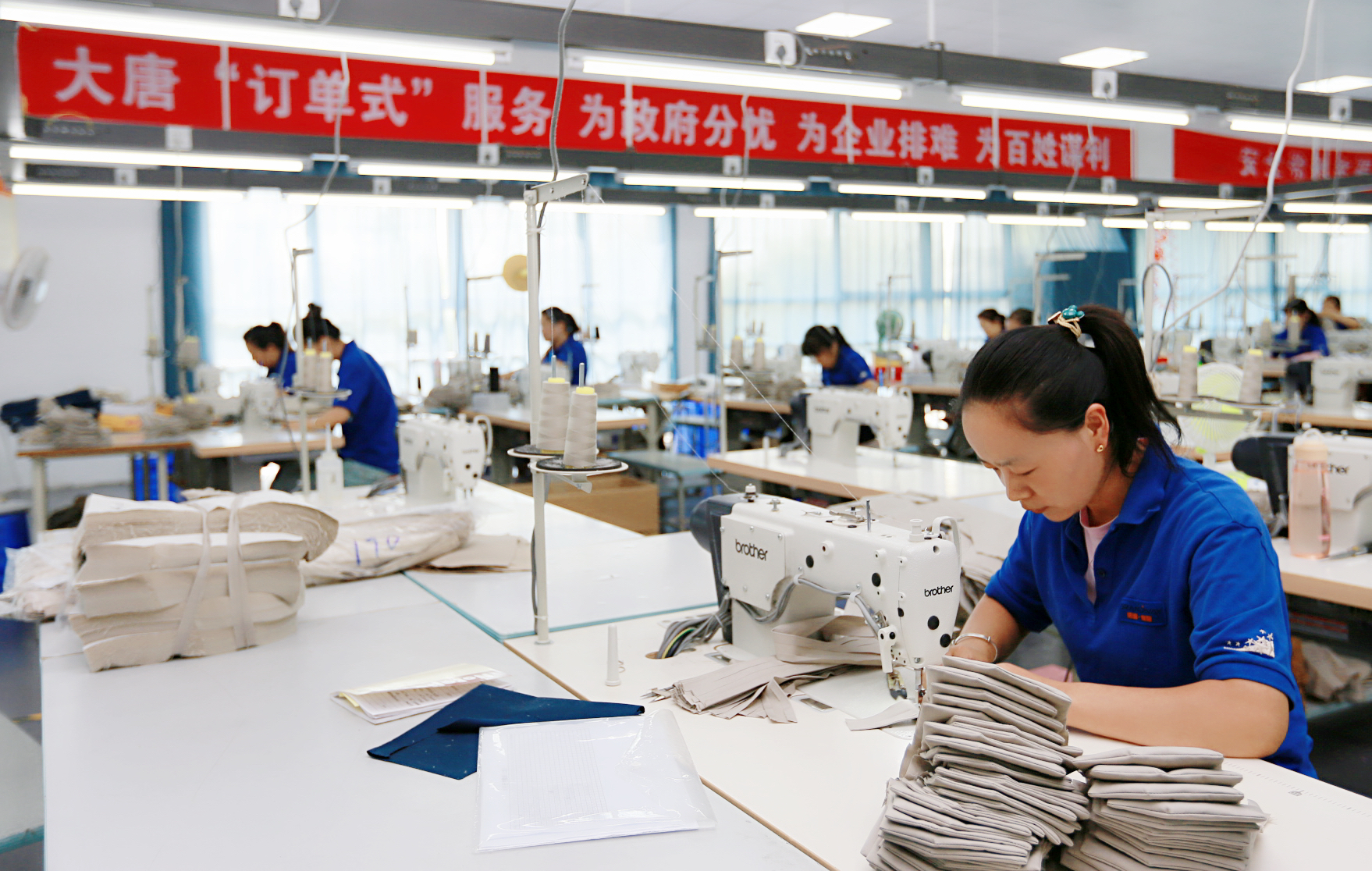 4.中國大唐引進“訂單式”扶貧企業.，讓異地搬遷群眾實現家門口就業.jpg