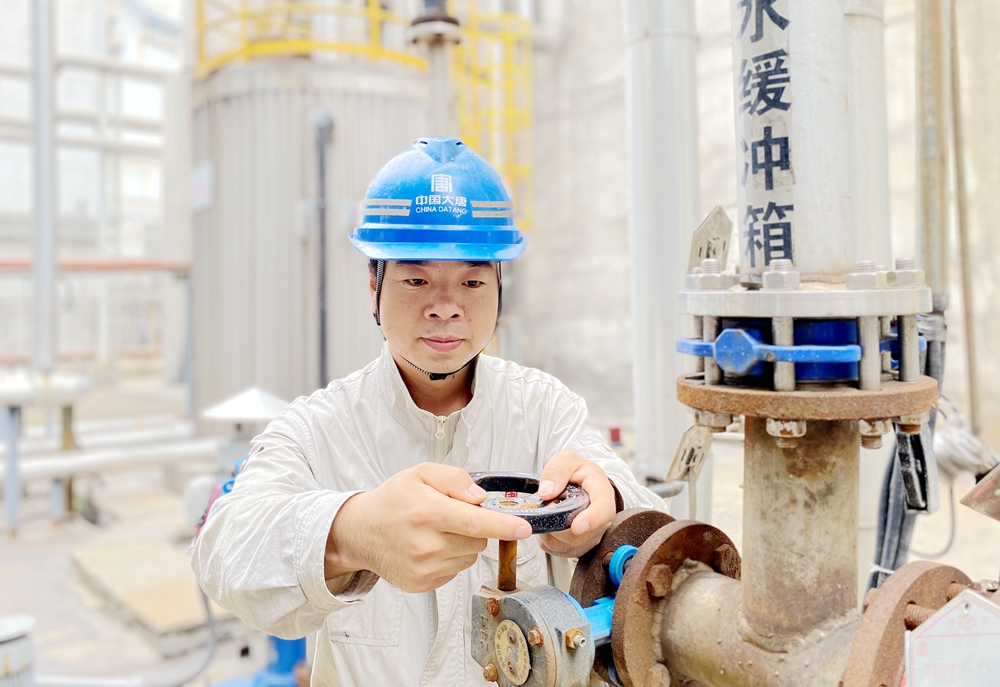 1.齊國強潛心鉆研檢修技術（韓城第二發電公司高浩天攝）.jpg