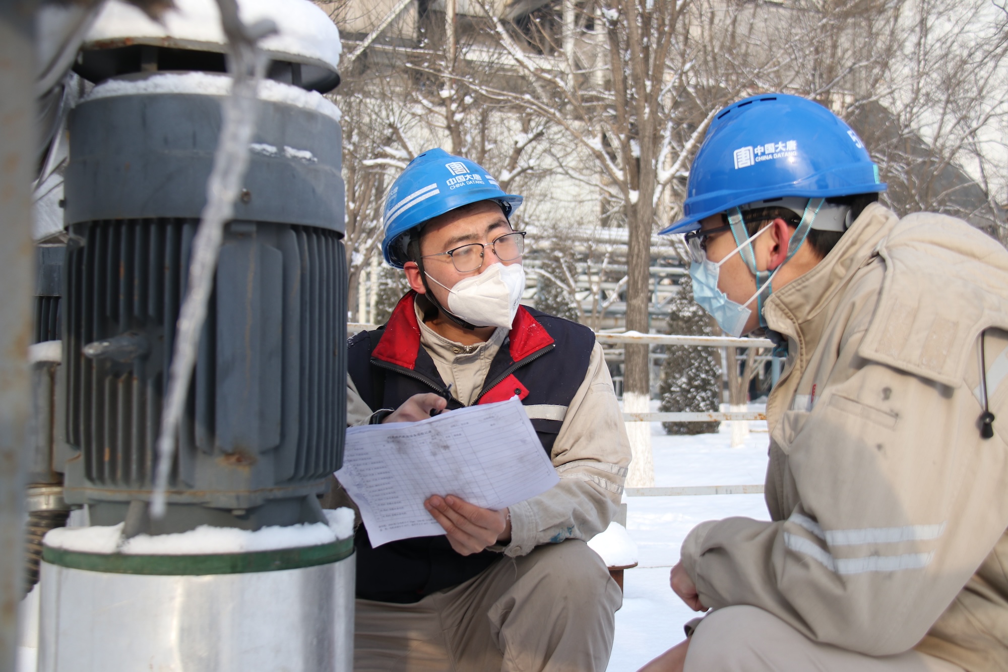 3.圖為盤山發(fā)電公司職工對室外設(shè)備進(jìn)行巡檢，保障設(shè)備安全穩(wěn)定供電供熱.jpg