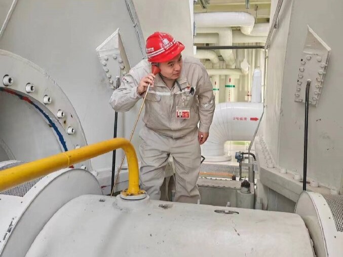 6-大唐東營發(fā)電公司職工現場檢查機組振動情況.jpg
