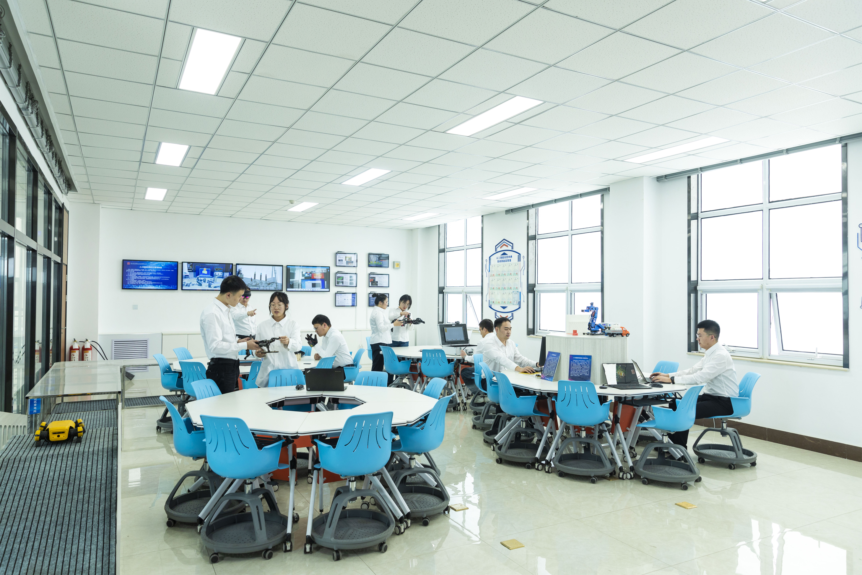 2.智慧聯盟人工智能機器人實驗室：攜手科研院所、頭部企業，建立“產學研用新型攻關”模式.jpg