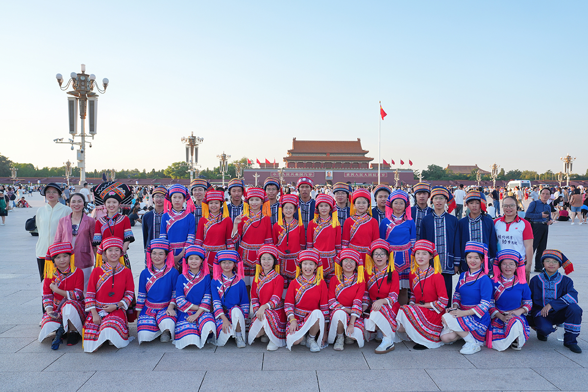 圖1學(xué)生在天安門(mén)觀(guān)看降旗儀式a.jpg