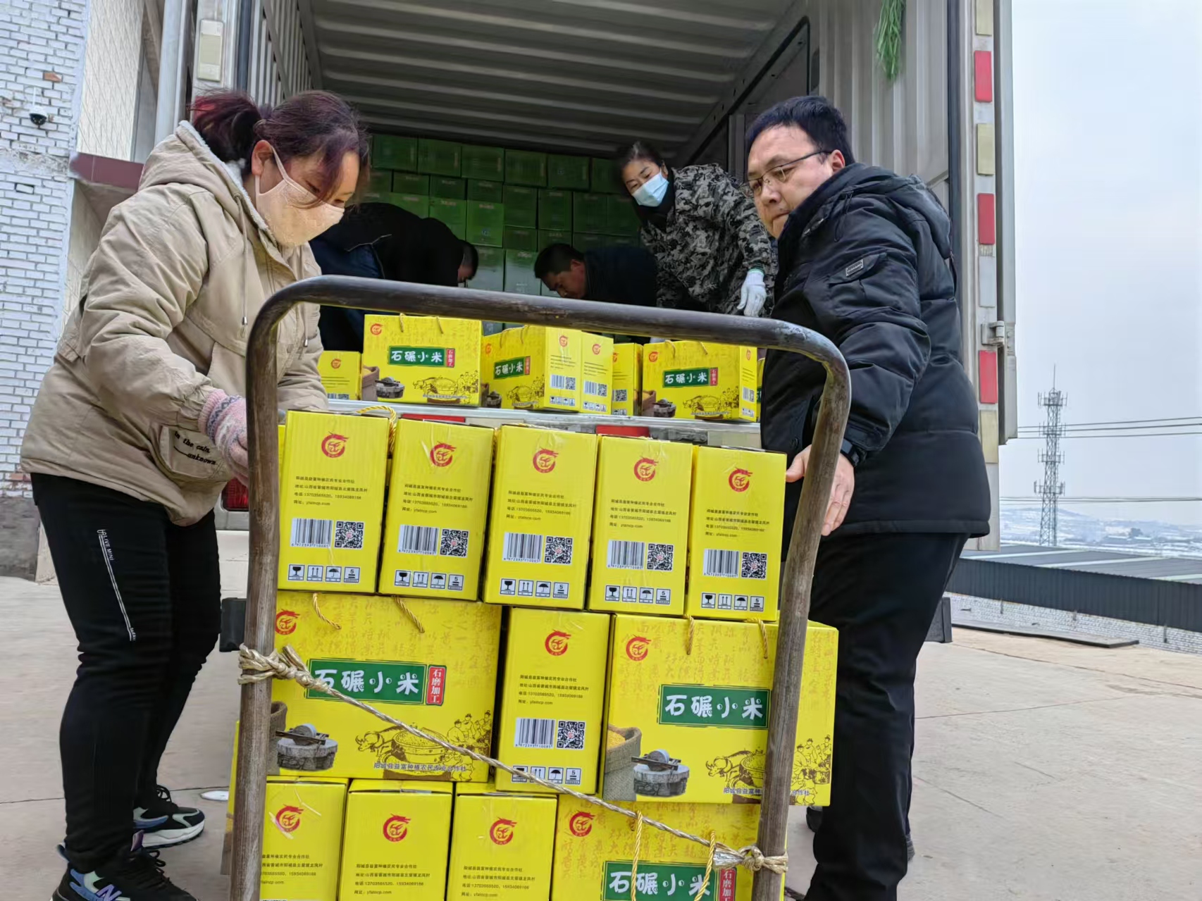 幫扶工作隊協助消費幫扶農產品裝車.jpg