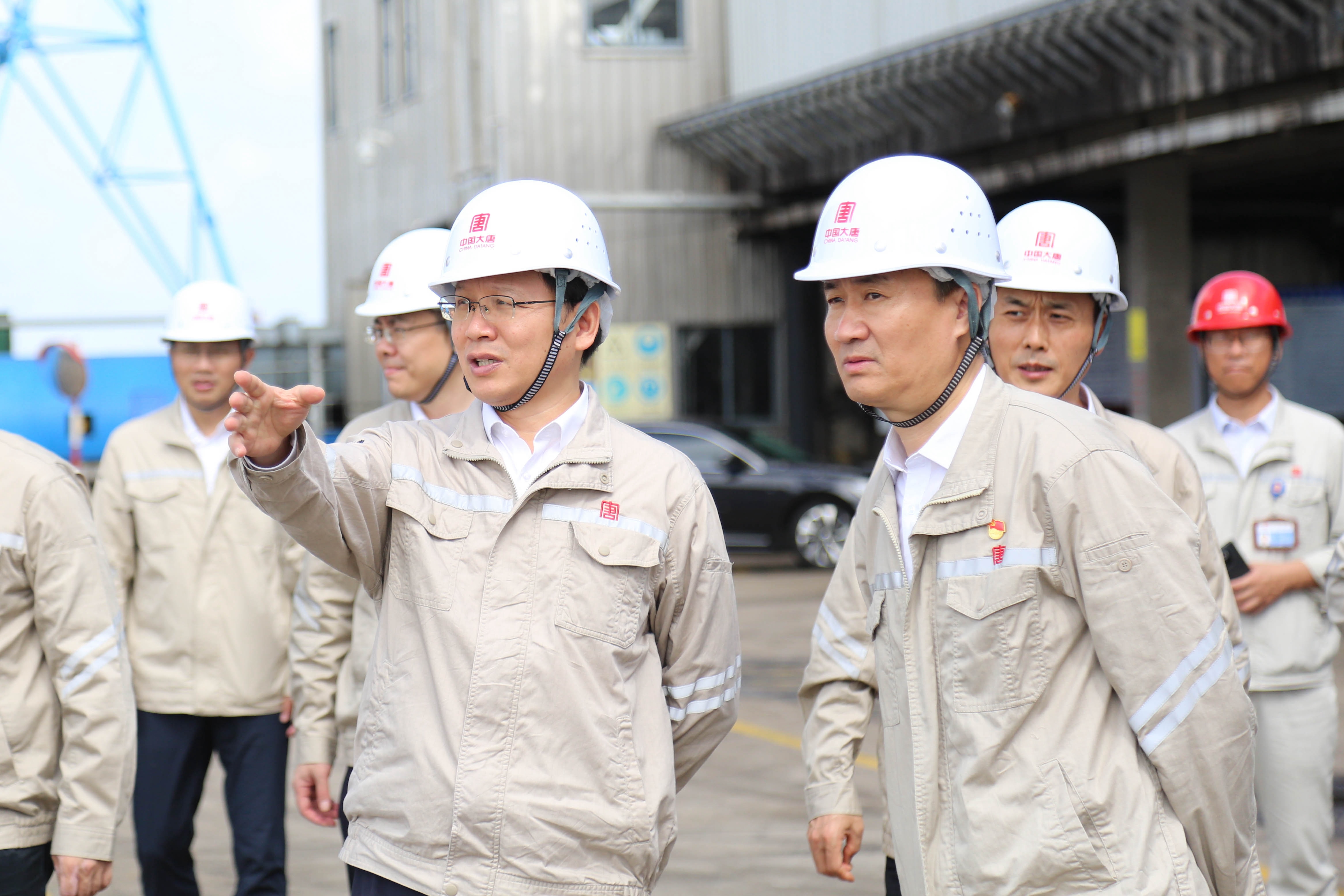 3.張傳江在呂四港發電公司碼頭調研指導工作.jpg
