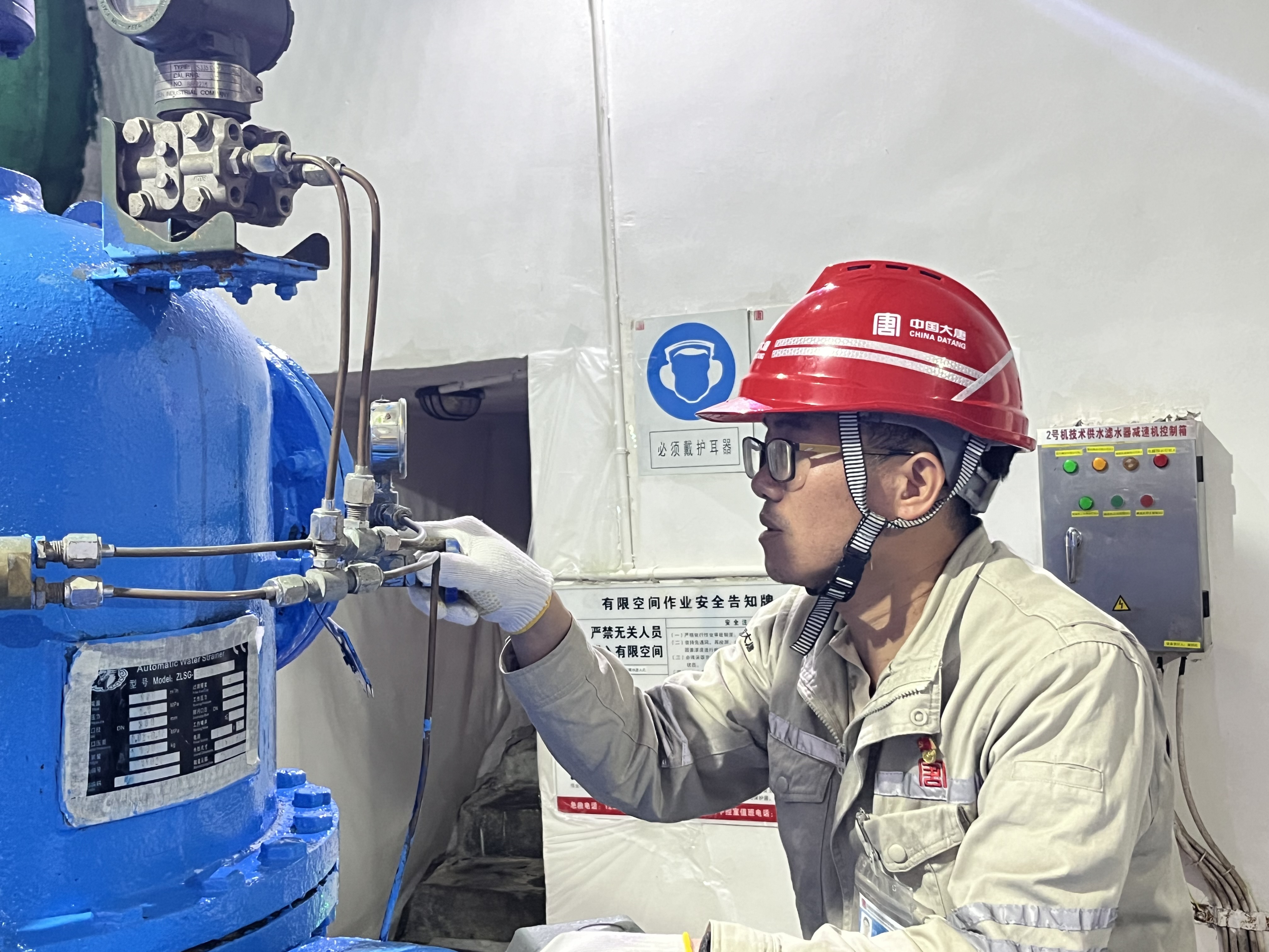 念永飛操作表計閥門，覃浩攝.jpg
